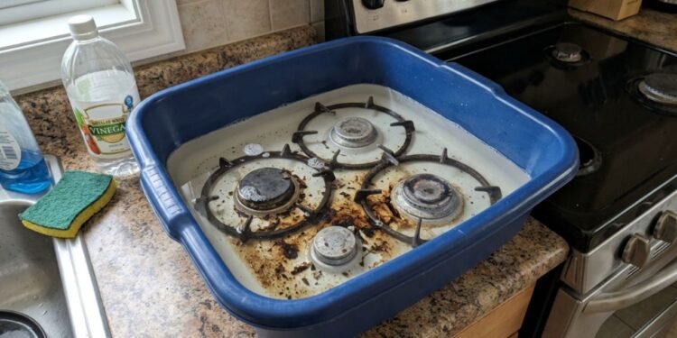 Na prática, esse líquido simples amolece os depósitos minerais acumulados e facilita a remoção de toda a sujeira sem arranhar o metal.