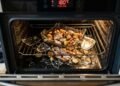 Cozinheira adquire travessa de vidro temperado por R$ 190, a peça se estilhaça dentro do forno a 180°C durante o primeiro uso e a empresa nega o suporte alegando superaquecimento; ela recorre ao Procon pelo risco iminente à integridade física e defeito de fabricação