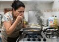 Dona de casa compra frigideira de marca por R$ 180, o cabo plástico derrete e solta fumaça tóxica durante o uso em boca de fogão convencional e a fabricante joga a culpa na chama alta; ela exige a devolução do dinheiro com base no CDC por falha de segurança do produto.