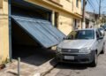 Morador instala portão eletrônico basculante que avança 1,10 m sobre a calçada ao abrir, atinge o para-choque de um carro parado na rua e gera R$ 3.100 de prejuízo; vítima aciona o Juizado Especial Cível e obtém ressarcimento integral do conserto