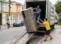 Geladeira de R$ 6 mil cai durante mudança residencial e transportadora se recusa a pagar conserto de R$ 2.200