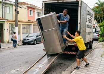 Geladeira de R$ 6 mil cai durante mudança residencial e transportadora se recusa a pagar conserto de R$ 2.200