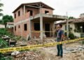 Filho constrói puxadinho de dois andares no quintal da casa da família avaliada em R$ 300 mil sem autorização dos outros irmãos; Justiça concede liminar para paralisar a obra imediatamente sob pena de multa diária de R$ 400