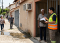 Morador instala ar-condicionado com dreno voltado para a calçada, despejando água sobre pedestres que passam pelo local; a prefeitura notifica o proprietário para alterar a saída por risco de quedas