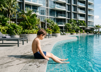 Condomínio proíbe que crianças menores de 12 anos fiquem na área da piscina sem um responsável. Um casal insiste em deixar o filho de 9 anos no local sozinho e é multado. Os pais processam o prédio alegando restrição de liberdade. O juiz dá ganho de causa ao condomínio, ressaltando que regras de segurança e prevenção de acidentes em áreas comuns são absolutas. 