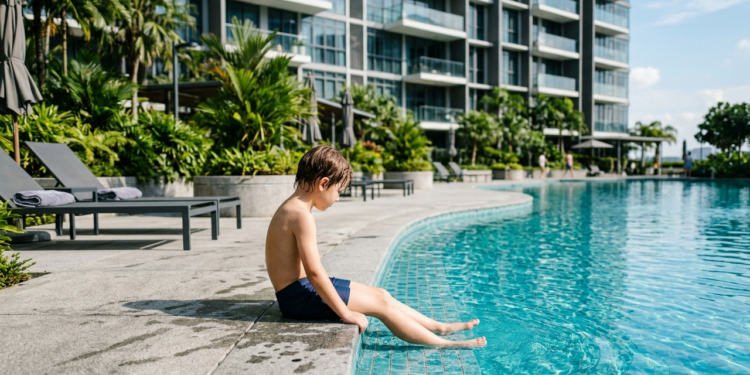 Condomínio proíbe que crianças menores de 12 anos fiquem na área da piscina sem um responsável. Um casal insiste em deixar o filho de 9 anos no local sozinho e é multado. Os pais processam o prédio alegando restrição de liberdade. O juiz dá ganho de causa ao condomínio, ressaltando que regras de segurança e prevenção de acidentes em áreas comuns são absolutas. 
