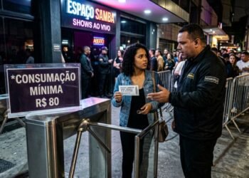 Consumidor compra ingresso para evento cultural, é obrigado a pagar consumação mínima no bar e Procon autua local por venda casada