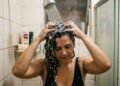 Especialista explica por que algumas pessoas lavam o cabelo todos os dias e não prejudicam os fios