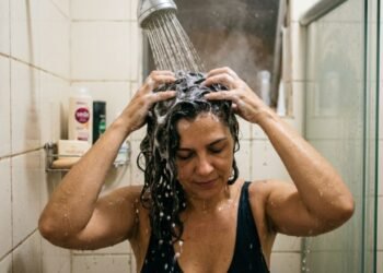 Especialista explica por que algumas pessoas lavam o cabelo todos os dias e não prejudicam os fios