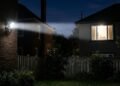 O refletor de segurança de 100 watts instalado no muro incomoda vizinho durante a madrugada e acaba levando o caso para a Justiça