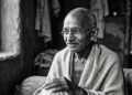 Frase de Mahatma Gandhi: “A força não provém da capacidade física. Ela provém de uma vontade indomável.”