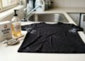 Como tirar mancha de desodorante sem estragar a roupa e quais erros podem deixar a marca ainda mais difícil