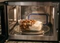 O jeito errado de esquentar comida no micro-ondas que estraga sabor e aumenta a sujeira na cozinha