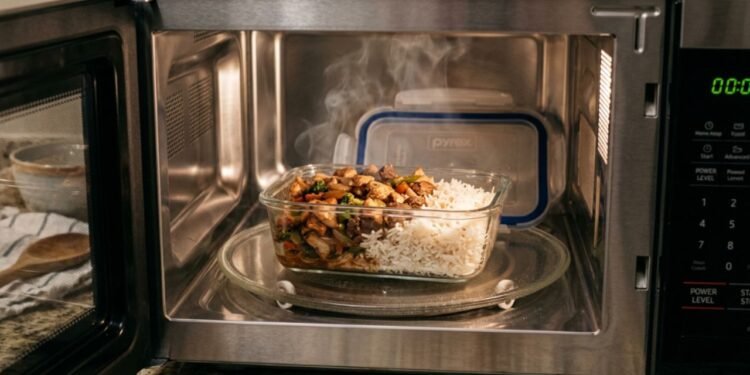 As ondas de calor não atravessam pedaços muito grossos de comida com a mesma facilidade