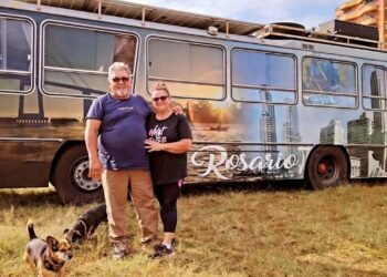 Casal de aposentados argentinos moram em um motorhome fabricado em 1995: “Temos quatro painéis de 450W, inversores e duas baterias de lítio”.