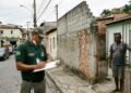 Morador de casa térrea aciona a fiscalização após vizinho erguer parede de alvenaria sem recuo regulamentar, cobrindo janelas e gerando umidade; a Justiça aplica o Código Civil e ordena a readequação da altura da estrutura para 2,20 m sob pena de multa diária de R$ 500.