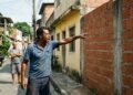 Morador aproveita viagem de 30 dias do vizinho para construir garagem na divisa, eleva a estrutura em 1,5 metro e acaba denunciado à prefeitura por bloquear ventilação e iluminação