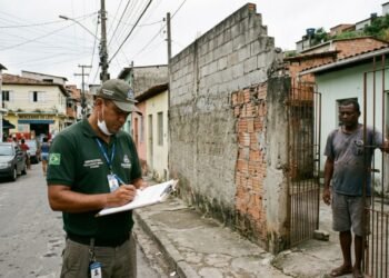 Morador de casa térrea aciona a fiscalização após vizinho erguer parede de alvenaria sem recuo regulamentar, cobrindo janelas e gerando umidade; a Justiça aplica o Código Civil e ordena a readequação da altura da estrutura para 2,20 m sob pena de multa diária de R$ 500.