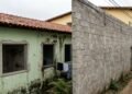 Vizinho ergue muro de alvenaria de 3,80 metros de altura na divisa do lote sem licença municipal, bloqueia a iluminação natural de três cômodos da casa ao lado e provoca umidade com R$ 4.500 em estragos por mofo