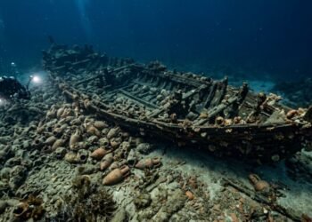 Uma estrutura coberta de conchas chamou atenção e revelou navio romano de 2 mil anos na Sicília