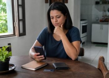 O hábito sutil das pessoas financeiramente organizadas que evita gastos por impulso antes do fim do mês