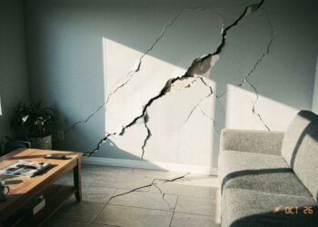 Vizinho de baixo derruba parede em reforma sem apresentar laudo de engenheiro (ART), o piso do apartamento de cima começa a estalar com rachaduras na sala e o morador em pânico aciona a Defesa Civil; o caso bota em xeque a fiscalização de síndicos em obras internas