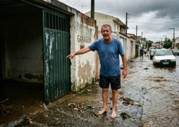 Prefeitura realiza asfaltamento e troca de manilhas na rua, altera a subida do nível do meio-fio sem criar bueiros suficientes e a água da chuva passa a invadir a garagem das casas de baixo; os moradores entram com Ação de Obrigação de Fazer contra o município