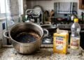 O truque simples para soltar aquela crosta preta do fundo da panela sem estragar o teflon