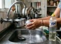 Como tirar manchas de água da torneira usando um item simples da cozinha