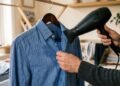 Como desamassar roupa sem usar o ferro usando truques caseiros e rápidos