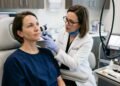 Peeling, laser ou microagulhamento: dermatologista explica para que serve cada procedimento