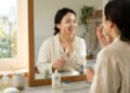 Rituais de beleza asiáticos conquistam mulheres ao priorizar hidratação, limpeza suave e proteção solar