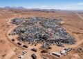Uma montanha de 60 mil toneladas de roupas vindas da Europa foi encontrada no meio do Deserto do Atacama e pode ser vista do espaço
