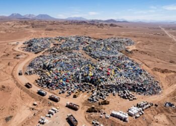 Uma montanha de 60 mil toneladas de roupas vindas da Europa foi encontrada no meio do Deserto do Atacama e pode ser vista do espaço