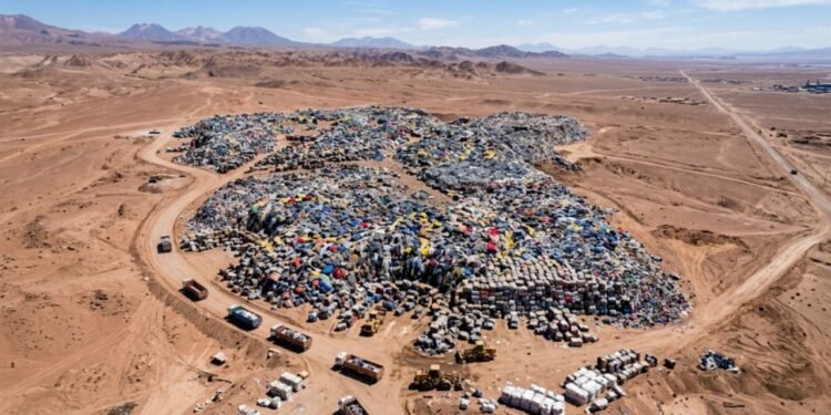 Imagens de alta resolução capturadas da órbita terrestre mostram uma mancha colorida gigante no meio do solo seco.