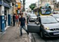Em 1997, o Código de Trânsito Brasileiro enquadrou o pisca-alerta irregular como infração média; décadas depois, condutores ainda tomam multa de R$ 130,16 porque o botão ligado no meio da via não autoriza a parada em fila dupla