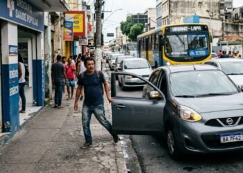 Em 1997, o Código de Trânsito Brasileiro enquadrou o pisca-alerta irregular como infração média; décadas depois, condutores ainda tomam multa de R$ 130,16 porque o botão ligado no meio da via não autoriza a parada em fila dupla