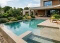 Adeus à piscina azul: a cor da moda para o revestimento das piscinas neste verão de 2027 é mais elegante e moderna