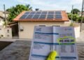 Morador financia sistema de energia solar por R$ 18 mil com promessa de reduzir a conta em 90%, mas, após 4 meses instalado, a conta de luz continua vindo acima de R$ 600; a empresa joga a culpa na distribuidora de energia