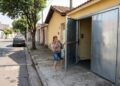 Proprietário altera o sistema de garagem para facilitar a manobra do veículo, mas a folha de metal abre diretamente sobre o passeio público sem sinalização. Um pedestre que caminhava no local é atingido no rosto pela estrutura e aciona o responsável para arcar com as despesas médicas
