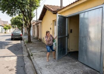 Proprietário altera o sistema de garagem para facilitar a manobra do veículo, mas a folha de metal abre diretamente sobre o passeio público sem sinalização. Um pedestre que caminhava no local é atingido no rosto pela estrutura e aciona o responsável para arcar com as despesas médicas