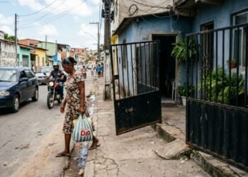 Vizinho instala portão de duas folhas para a garagem que se abre inteiramente sobre a calçada ao ser acionado, ocupando quase 2 metros do passeio e atingindo quem caminha pelo local