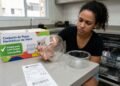 Comprador investe R$ 280 em conjunto de potes herméticos de vidro com indicação expressa na embalagem para lava-louças, duas peças trincam no primeiro ciclo e o estabelecimento recusa o estorno