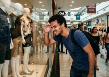 Consumidor tenta verificar o valor de uma peça na vitrine de um shopping, mas não encontra a etiqueta com o preço à vista: cliente faz a denúncia no Procon, que autua o estabelecimento comercial em R$ 4.200 com base na Lei Federal nº 10.962/2004