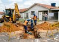 Equipe da prefeitura realiza escavação na rua para troca de manilhas, atinge a tubulação de água potável que alimenta uma casa e deixa a família sem abastecimento por 12 dias