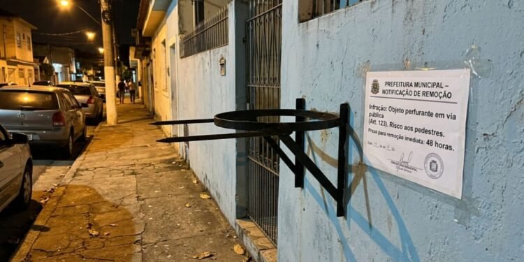 O espaço de circulação é coletivo, e o direito individual termina onde começa a segurança da calçada.