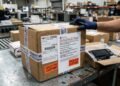 Consumidor compra eletrônico de R$ 800 em plataforma internacional, a mercadoria fica retida na Receita Federal sob alegação de subfaturamento e é cobrada uma multa de 100% sobre o valor real arbitrado