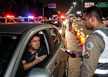 Em 2008, o Brasil fixou tolerância zero para álcool ao volante e, 15 anos depois, a recusa ao bafômetro gera exatamente a mesma multa de R$ 2.934,70 e 12 meses de suspensão da CNH que o teste positivo