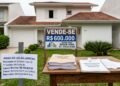 Familiares tentam vender amigavelmente a casa herdada para dividir o montante entre os 3 irmãos, mas um dos herdeiros exige valor 50% acima da avaliação do mercado e trava as negociações