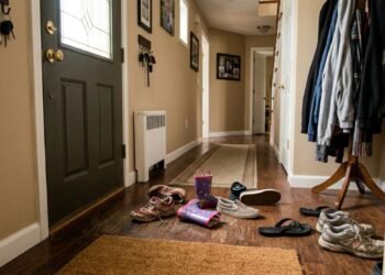 A solução que transforma um corredor apertado em um espaço organizado para os sapatos